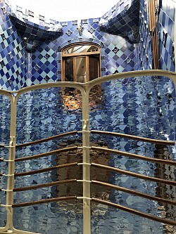 Dans la casa Batlo à Barcelone